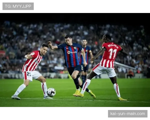 镜头特写：马竞vs赫罗纳，西蒙尼在场边多次示意球队防线整体前提十米